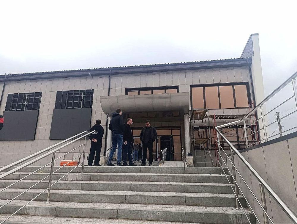 Замминистра строительства и ЖКХ ЛНР оценил благоустройство площади и ремонт ДК в Станице Луганской Замминистра строительства и ЖКХ ЛНР оценил благоустройство площади и ремонт ДК в Станице Луганской
