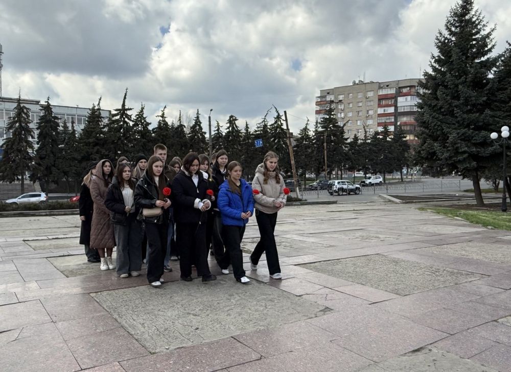 В преддверии Дня космонавтики отдел молодежной политики и спорта Антрацитовского муниципального округа совместно с молодежным советом при Администрации приняли участие в акции «День космонавтики», возложили цветы и почтили... В преддверии Дня космонавтики отдел молодежной политики и спорта Антрацитовского муниципального округа совместно с молодежным советом при Администрации приняли участие в акции «День космонавтики», возложили цветы и почтили...