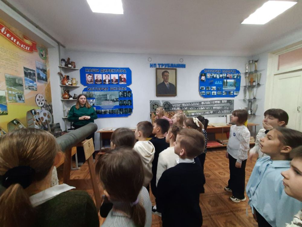 В рамках трека "Орлёнок-Хранитель исторической памяти" в Ровеньковской гимназии имени писателя Н. Трублаини состоялся музейный урок "Музей-сердце гимназии", который провела советник директора для наших юных Орлят из 2-А и... В рамках трека "Орлёнок-Хранитель исторической памяти" в Ровеньковской гимназии имени писателя Н. Трублаини состоялся музейный урок "Музей-сердце гимназии", который провела советник директора для наших юных Орлят из 2-А и...