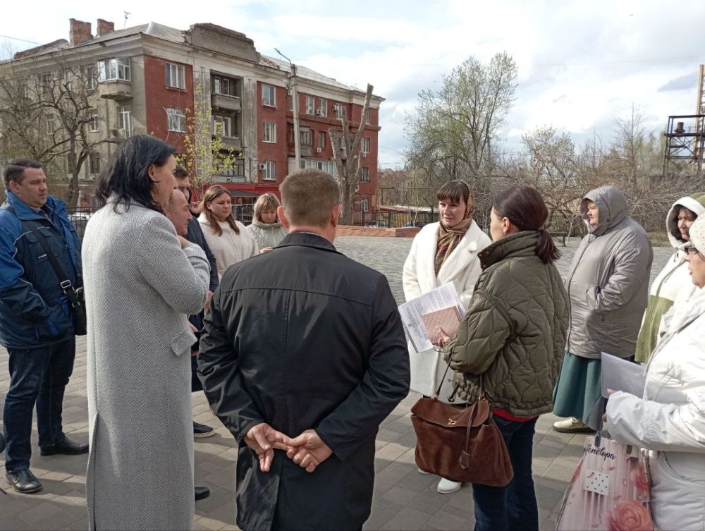 Яна Пащенко: Возле Луганской средней школы № 20 имени Андрея Демехина состоялся выездной прием граждан, во время которого каждый желающий житель этого района смог задать вопросы, касающиеся жизнеобеспечения города Яна Пащенко: Возле Луганской средней школы № 20 имени Андрея Демехина состоялся выездной прием граждан, во время которого каждый желающий житель этого района смог задать вопросы, касающиеся жизнеобеспечения города