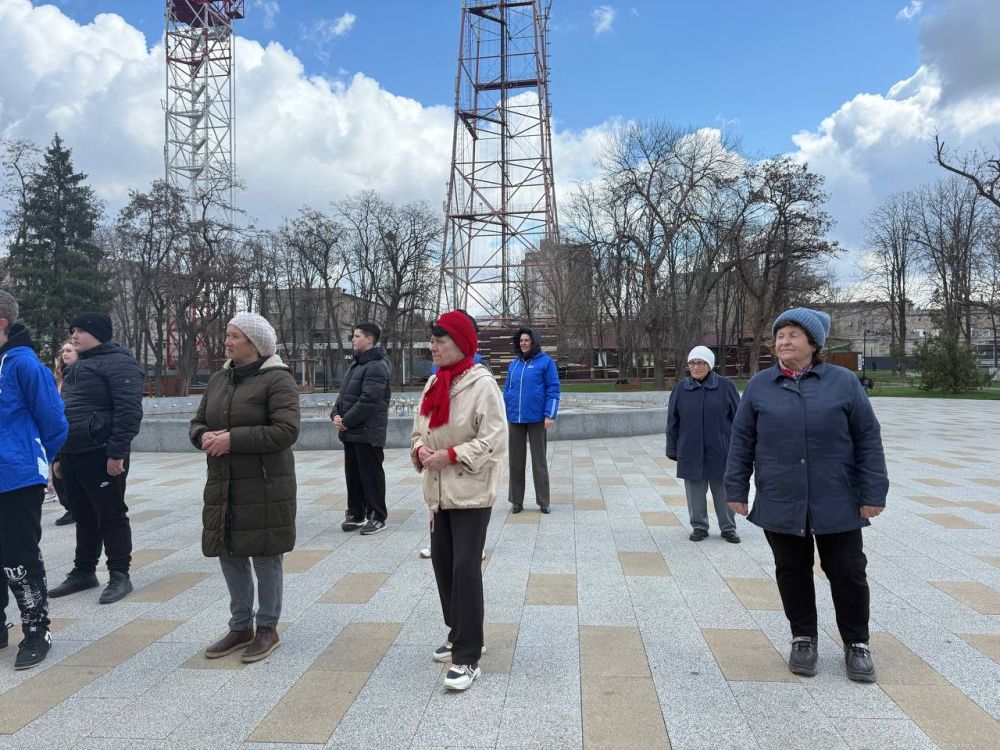 Ко Дню космонавтики единороссы провели «Галактическую зарядку» в центре Луганска Ко Дню космонавтики единороссы провели «Галактическую зарядку» в центре Луганска