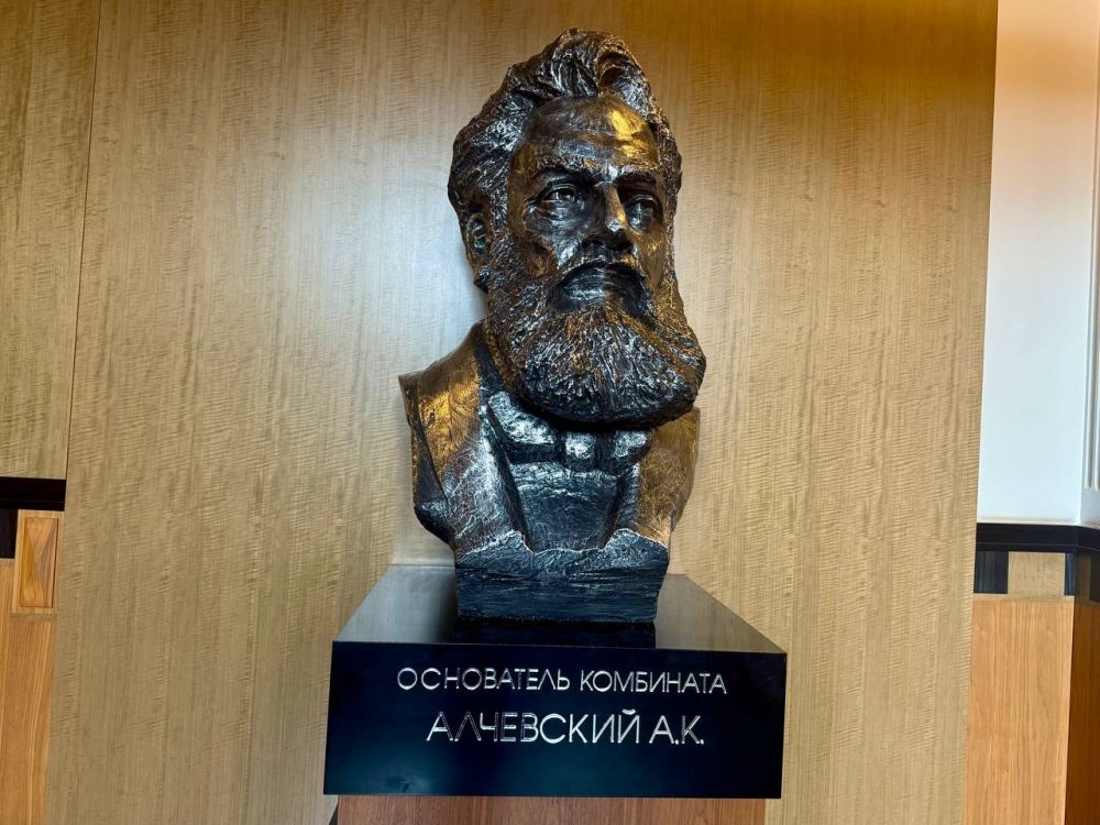 Дарья Лантратова: Так закалялась сталь... С министром промышленности и торговли ЛНР Владиславом Варшавским приехали с рабочим визитом на Алчевский металлургический комбинат. Мощное, неукротимое производство в полторы тысячи... Дарья Лантратова: Так закалялась сталь... С министром промышленности и торговли ЛНР Владиславом Варшавским приехали с рабочим визитом на Алчевский металлургический комбинат. Мощное, неукротимое производство в полторы тысячи...
