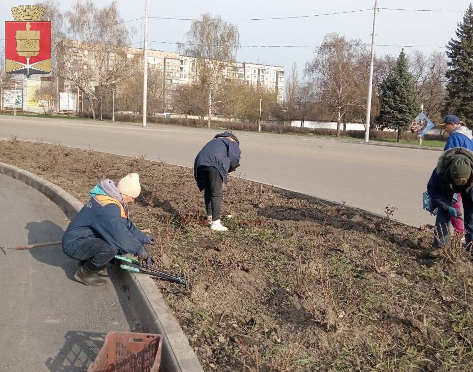 Коммунальные службы проводят работы на территории города Коммунальные службы проводят работы на территории города