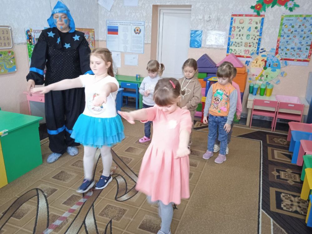Сотрудники дома культуры и библиотеки пгт Есауловка для воспитанников детского сада «Солнышко» провели игровую программу «Знаете каким он парнем был...», посвящённую Дню космонавтики Сотрудники дома культуры и библиотеки пгт Есауловка для воспитанников детского сада «Солнышко» провели игровую программу «Знаете каким он парнем был...», посвящённую Дню космонавтики