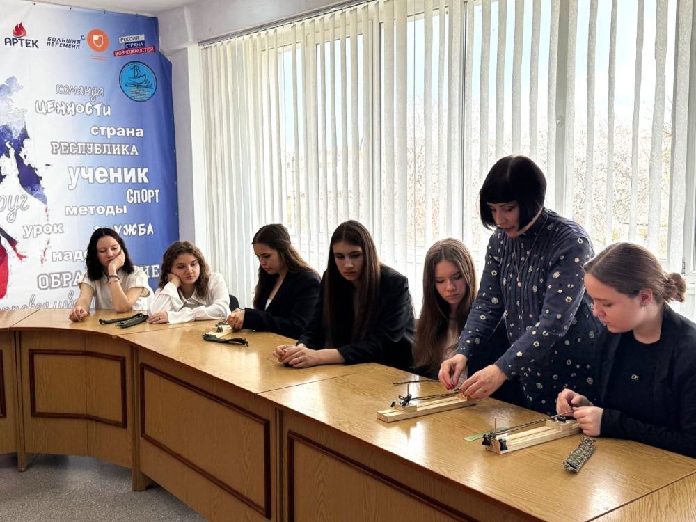 Луганские и краснолучские школьники сплели тактические браслеты для бойцов СВО Луганские и краснолучские школьники сплели тактические браслеты для бойцов СВО
