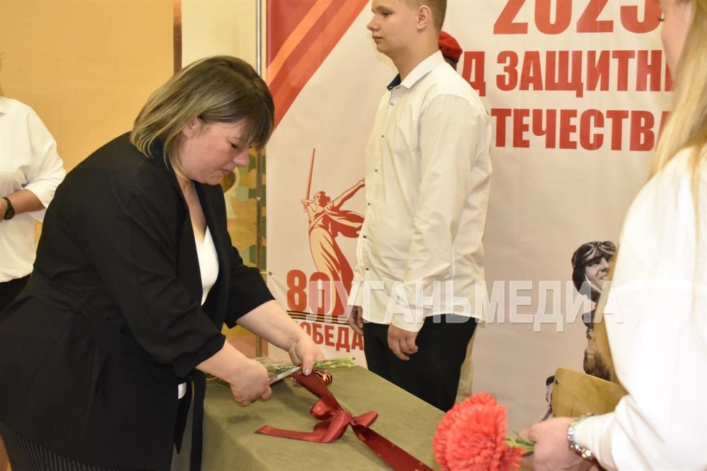 В Брянковской гимназии состоялось открытие Парты Героя в честь погибшего выпускника, участника СВО Виктора Слесарева В Брянковской гимназии состоялось открытие Парты Героя в честь погибшего выпускника, участника СВО Виктора Слесарева