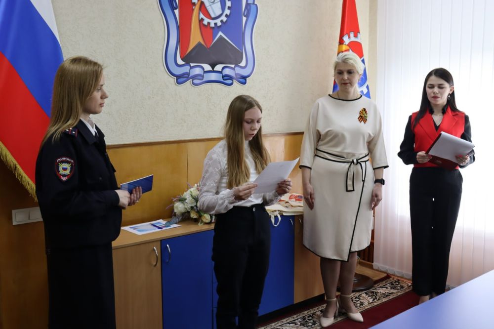 Сегодня в Стаханове первый заместитель главы Администрации округа Светлана Небесская и старший инспектор отдела по вопросам миграции ОМВД России «Стахановский» капитан полиции Виктория Алиферова вручили первые паспорта... Сегодня в Стаханове первый заместитель главы Администрации округа Светлана Небесская и старший инспектор отдела по вопросам миграции ОМВД России «Стахановский» капитан полиции Виктория Алиферова вручили первые паспорта...
