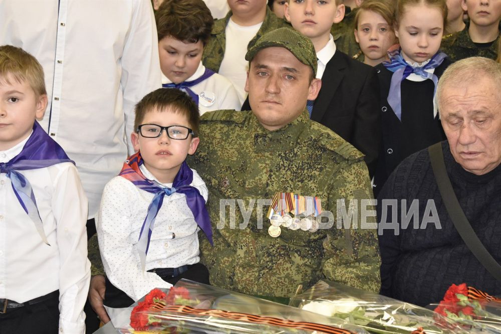 В Брянковской гимназии состоялось открытие Парты Героя в честь погибшего выпускника, участника СВО Виктора Слесарева В Брянковской гимназии состоялось открытие Парты Героя в честь погибшего выпускника, участника СВО Виктора Слесарева