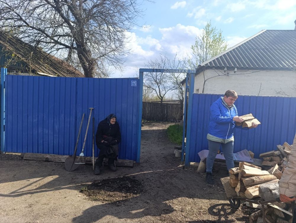 В рамках празднования 80-й годовщины Великой Победы и эстафеты добрых дел «Весна – пора наводить порядки» активисты «Единой России» села Трехизбенка помогли убрать дрова в дровник самой старшей односельчанке, труженице тыла... В рамках празднования 80-й годовщины Великой Победы и эстафеты добрых дел «Весна – пора наводить порядки» активисты «Единой России» села Трехизбенка помогли убрать дрова в дровник самой старшей односельчанке, труженице тыла...