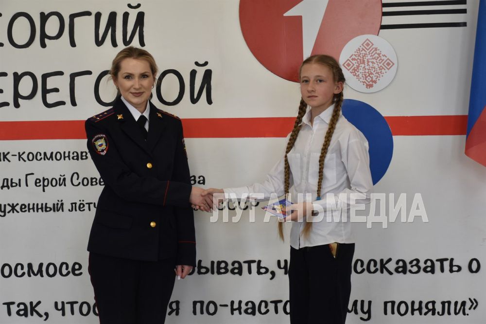В Луганском учебно-воспитательном комплексе имени Г.Т. Берегового состоялось торжественное вручение паспортов ученикам, достигшим 14 лет, приуроченное ко Дню космонавтики В Луганском учебно-воспитательном комплексе имени Г.Т. Берегового состоялось торжественное вручение паспортов ученикам, достигшим 14 лет, приуроченное ко Дню космонавтики