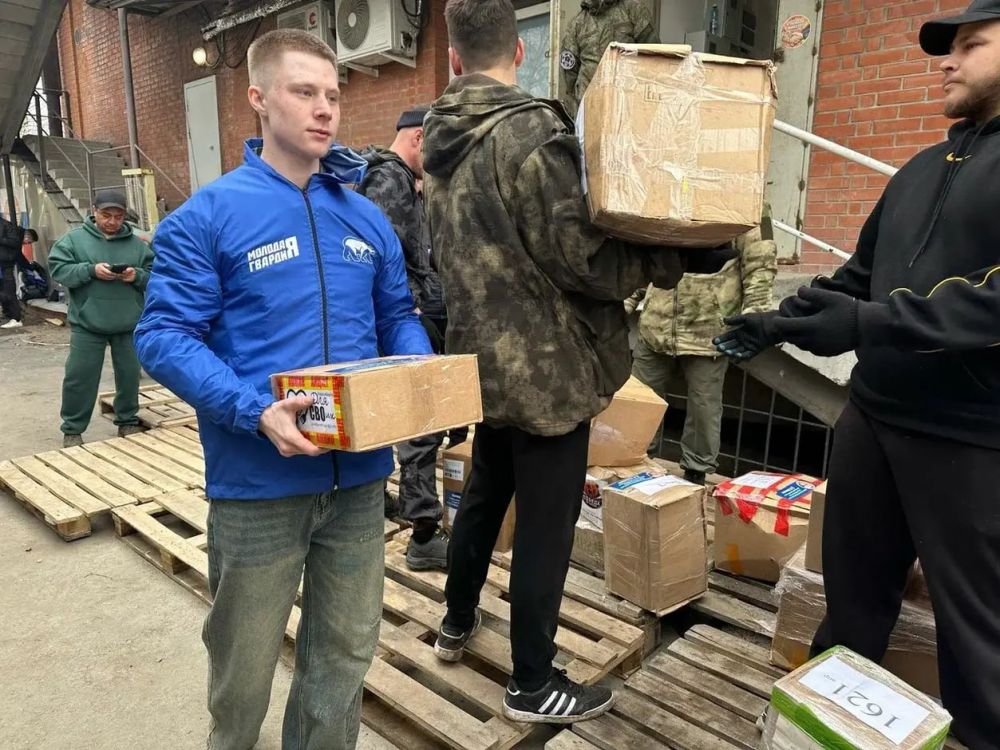 Активисты «Молодой Гвардии» приняли участие в погрузке двух фур гумпомощи в ЛНР Активисты «Молодой Гвардии» приняли участие в погрузке двух фур гумпомощи в ЛНР