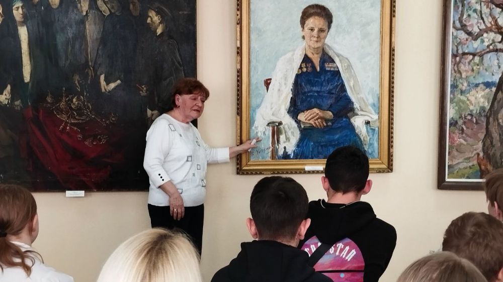 В Стаханове открылась художественная выставка «Вехи памяти и славы», посвящённая 80-летию Победы В Стаханове открылась художественная выставка «Вехи памяти и славы», посвящённая 80-летию Победы