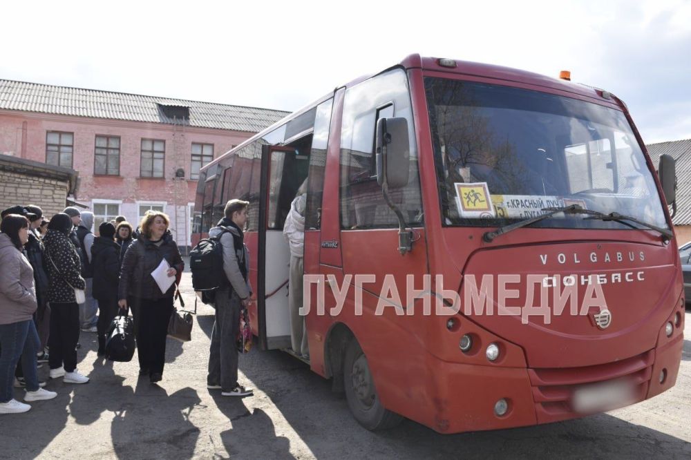 27 краснолучских школьников отправились в Санкт-Петербург по программе культурно-просветительских маршрутов «Культурная карта 4+85» 27 краснолучских школьников отправились в Санкт-Петербург по программе культурно-просветительских маршрутов «Культурная карта 4+85»