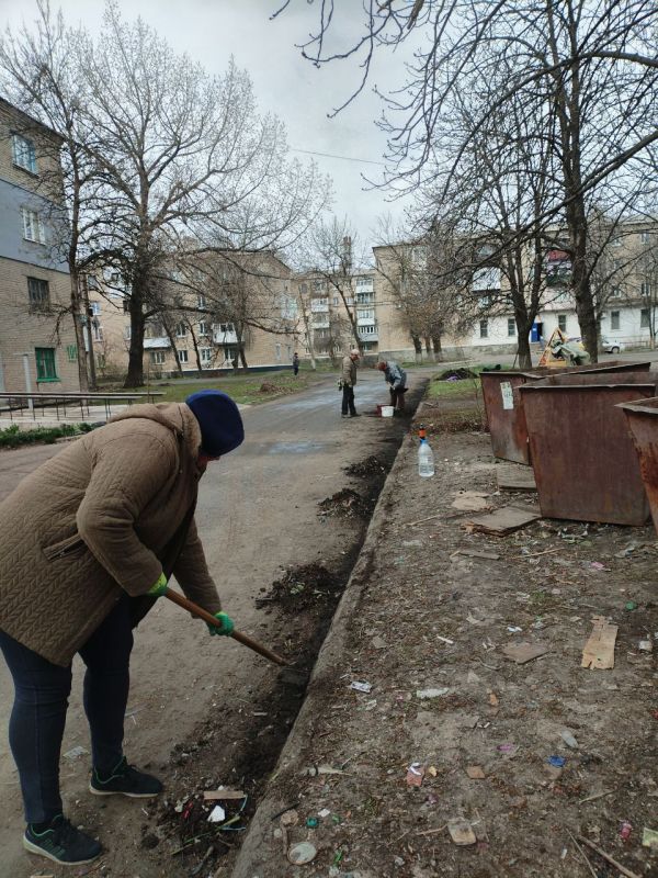 Муниципальное унитарное предприятие "Ровеньковское жилищно-коммунальное предприятие" города Ровеньки ведет работы по уборке придомовых территорий многоквартирных домов ул. 333 гвардейской Дивизии Муниципальное унитарное предприятие "Ровеньковское жилищно-коммунальное предприятие" города Ровеньки ведет работы по уборке придомовых территорий многоквартирных домов ул. 333 гвардейской Дивизии