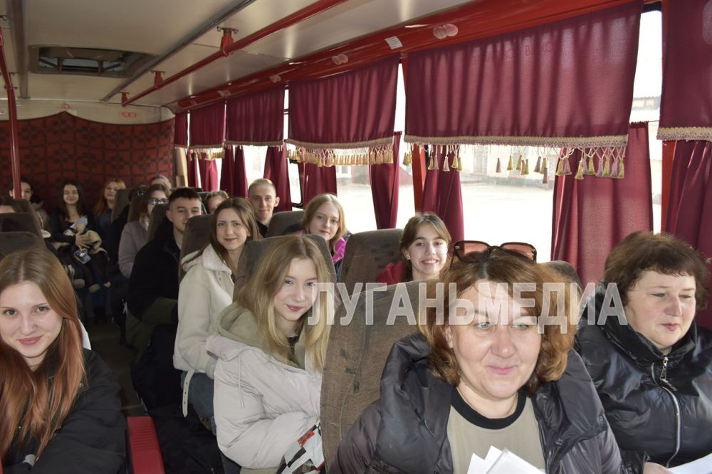 27 краснолучских школьников отправились в Санкт-Петербург по программе культурно-просветительских маршрутов «Культурная карта 4+85» 27 краснолучских школьников отправились в Санкт-Петербург по программе культурно-просветительских маршрутов «Культурная карта 4+85»
