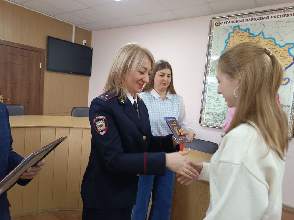 Сегодня в Администрации городского округа город Ровеньки состоялось вручение паспортов Российской Федерации юным жителям города Ровеньки, приуроченное ко Дню космонавтики Сегодня в Администрации городского округа город Ровеньки состоялось вручение паспортов Российской Федерации юным жителям города Ровеньки, приуроченное ко Дню космонавтики