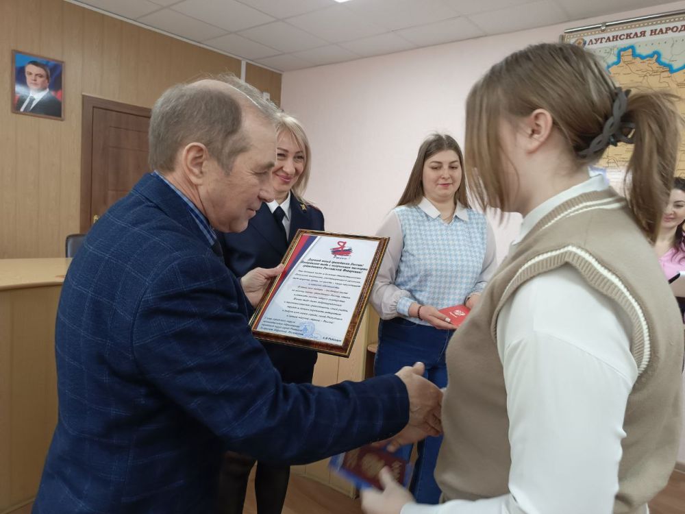 Сегодня в Администрации городского округа город Ровеньки состоялось вручение паспортов Российской Федерации юным жителям города Ровеньки, приуроченное ко Дню космонавтики Сегодня в Администрации городского округа город Ровеньки состоялось вручение паспортов Российской Федерации юным жителям города Ровеньки, приуроченное ко Дню космонавтики
