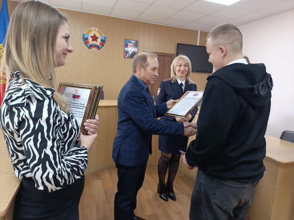 Андрей Рубанцов: Сегодня в Администрации городского округа город Ровеньки состоялось вручение паспортов Российской Федерации юным жителям города Ровеньки, приуроченное ко Дню космонавтики Андрей Рубанцов: Сегодня в Администрации городского округа город Ровеньки состоялось вручение паспортов Российской Федерации юным жителям города Ровеньки, приуроченное ко Дню космонавтики