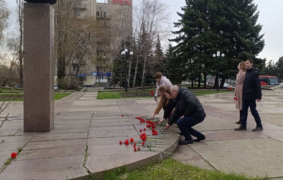 В преддверии Дня космонавтики состоялась церемония возложения цветов к памятнику земляка, дважды Героя Советского Союза летчика-космонавта Владимира Афанасьевича Ляхова, в память о его выдающихся достижениях и вкладе в... В преддверии Дня космонавтики состоялась церемония возложения цветов к памятнику земляка, дважды Героя Советского Союза летчика-космонавта Владимира Афанасьевича Ляхова, в память о его выдающихся достижениях и вкладе в...