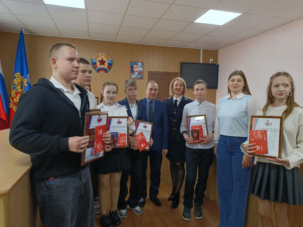 Сегодня в Администрации городского округа город Ровеньки состоялось вручение паспортов Российской Федерации юным жителям города Ровеньки, приуроченное ко Дню космонавтики Сегодня в Администрации городского округа город Ровеньки состоялось вручение паспортов Российской Федерации юным жителям города Ровеньки, приуроченное ко Дню космонавтики