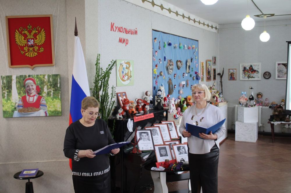 В Кировском историко-художественном музее состоялось мероприятие Исторический час «Не возвращайте на Донбасс войну!», посвящённое Дню памяти жертв украинской агрессии, в котором приняли участие учащиеся Кировского... В Кировском историко-художественном музее состоялось мероприятие Исторический час «Не возвращайте на Донбасс войну!», посвящённое Дню памяти жертв украинской агрессии, в котором приняли участие учащиеся Кировского...