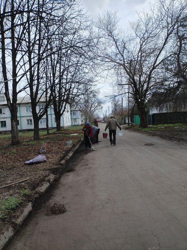 Муниципальное унитарное предприятие "Ровеньковское жилищно-коммунальное предприятие" города Ровеньки ведет работы по уборке придомовых территорий многоквартирных домов ул. 333 гвардейской Дивизии Муниципальное унитарное предприятие "Ровеньковское жилищно-коммунальное предприятие" города Ровеньки ведет работы по уборке придомовых территорий многоквартирных домов ул. 333 гвардейской Дивизии