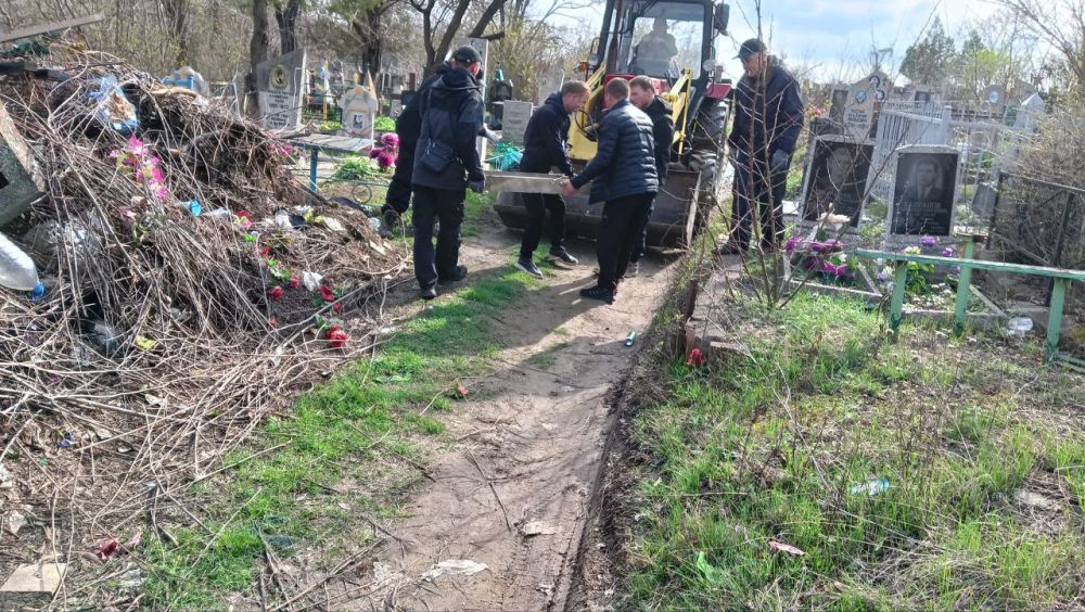 В Стаханове проводится масштабная уборка кладбищ в преддверии Пасхи и Радоницы В Стаханове проводится масштабная уборка кладбищ в преддверии Пасхи и Радоницы