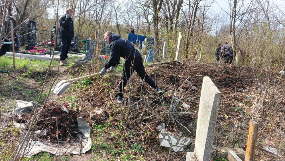В Стаханове проводится масштабная уборка кладбищ в преддверии Пасхи и Радоницы В Стаханове проводится масштабная уборка кладбищ в преддверии Пасхи и Радоницы