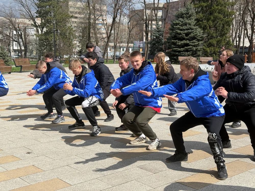 Ко Дню космонавтики единороссы провели «Галактическую зарядку» в центре Луганска Ко Дню космонавтики единороссы провели «Галактическую зарядку» в центре Луганска