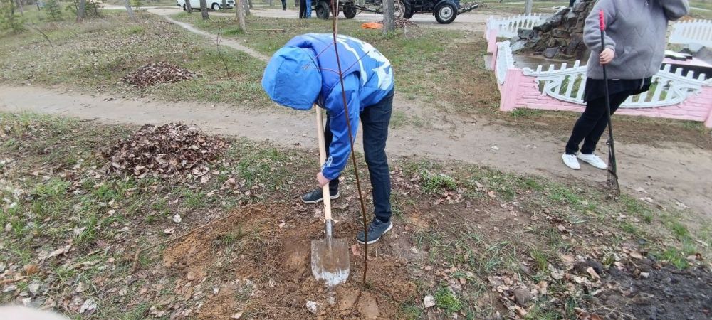 «Единая Россия» в Рубежном организовала субботник в сквере памяти жертв Чернобыльской катастрофы «Единая Россия» в Рубежном организовала субботник в сквере памяти жертв Чернобыльской катастрофы