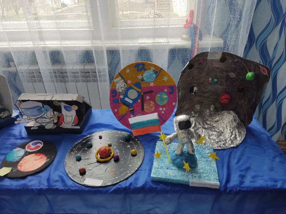 В Городищенской средней школе №23 проходит выставка рисунков и поделок, посвящённых Дню космонавтики «Мы - дети Галактики» В Городищенской средней школе №23 проходит выставка рисунков и поделок, посвящённых Дню космонавтики «Мы - дети Галактики»