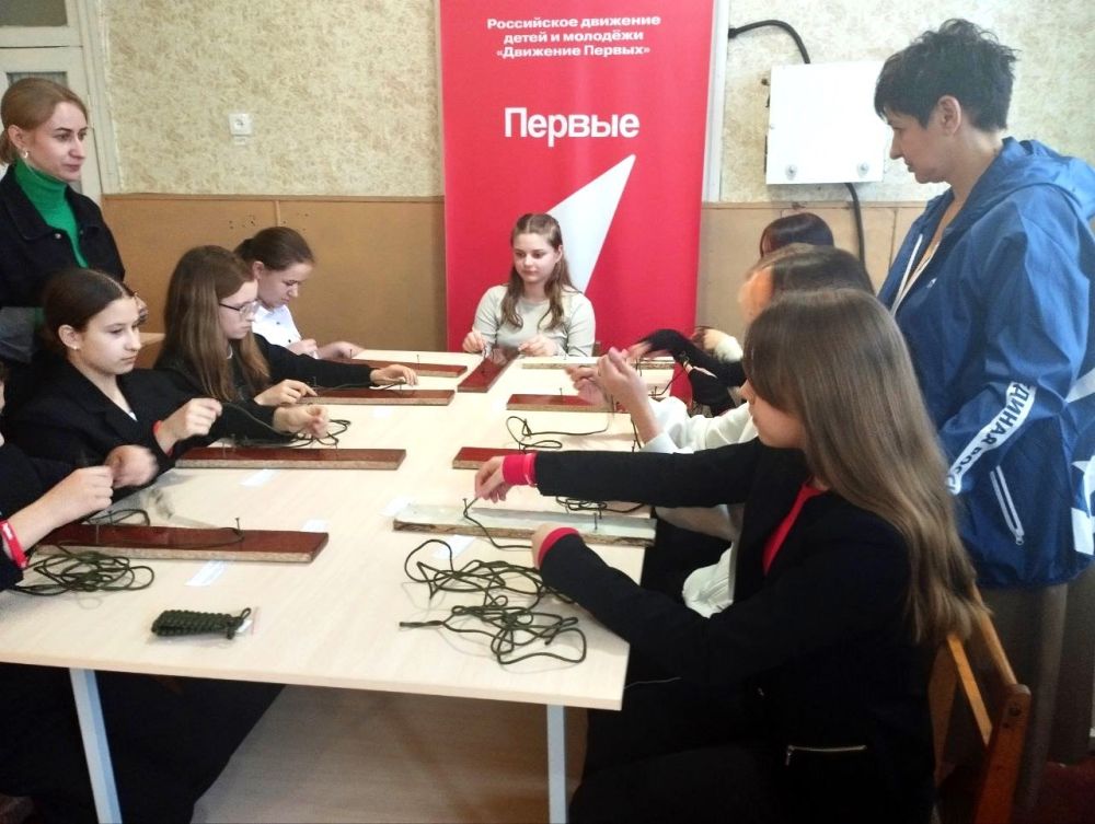Луганские и краснолучские школьники сплели тактические браслеты для бойцов СВО Луганские и краснолучские школьники сплели тактические браслеты для бойцов СВО