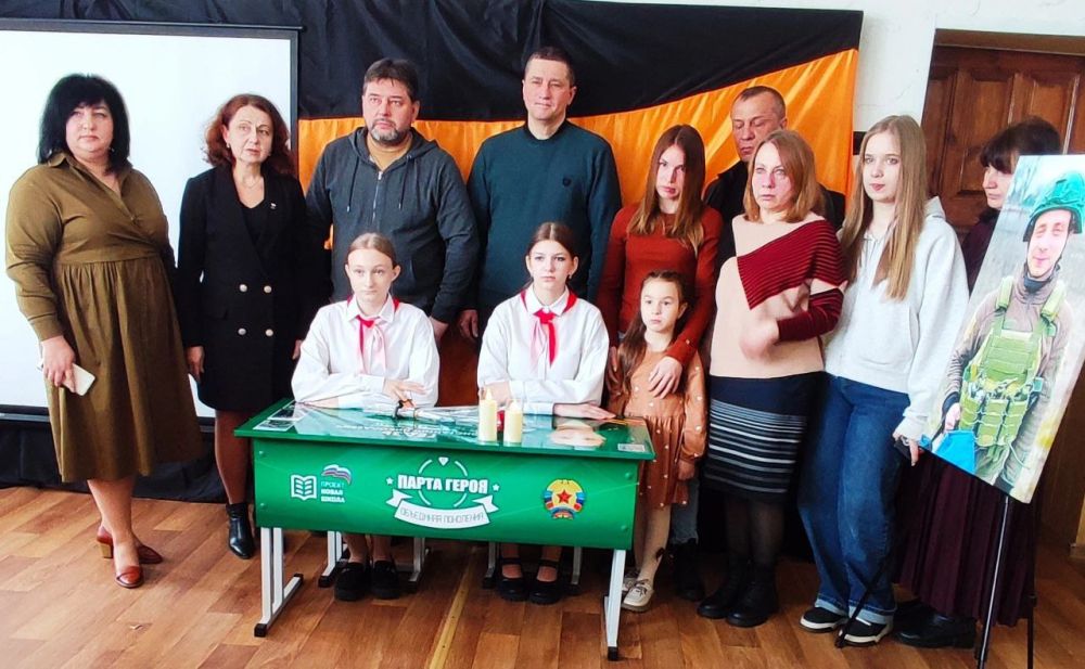 В Ровеньках открыли Парту Героя в честь участника СВО Константина Гедзя В Ровеньках открыли Парту Героя в честь участника СВО Константина Гедзя