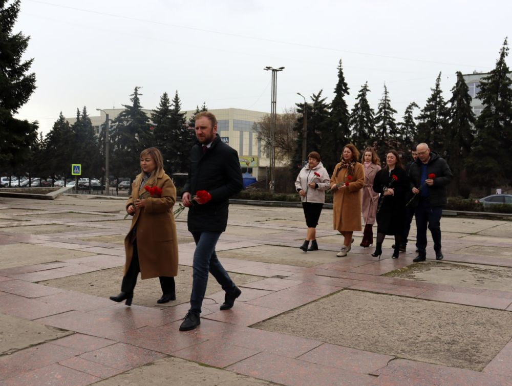 В преддверии Дня космонавтики состоялась церемония возложения цветов к памятнику земляка, дважды Героя Советского Союза летчика-космонавта Владимира Афанасьевича Ляхова, в память о его выдающихся достижениях и вкладе в... В преддверии Дня космонавтики состоялась церемония возложения цветов к памятнику земляка, дважды Героя Советского Союза летчика-космонавта Владимира Афанасьевича Ляхова, в память о его выдающихся достижениях и вкладе в...