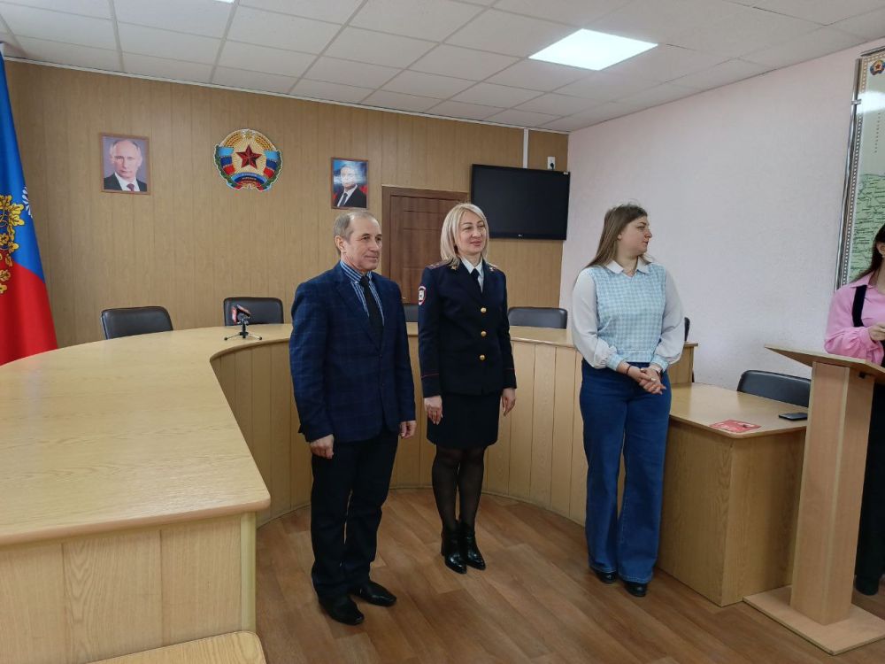 Андрей Рубанцов: Сегодня в Администрации городского округа город Ровеньки состоялось вручение паспортов Российской Федерации юным жителям города Ровеньки, приуроченное ко Дню космонавтики Андрей Рубанцов: Сегодня в Администрации городского округа город Ровеньки состоялось вручение паспортов Российской Федерации юным жителям города Ровеньки, приуроченное ко Дню космонавтики