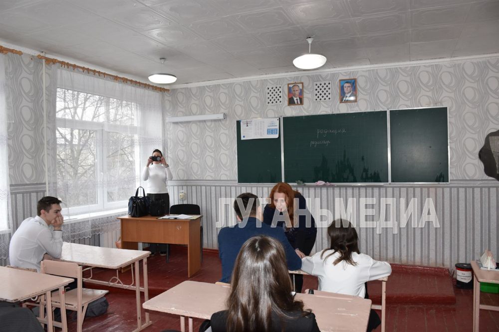 Об особенностях работы журналистов учащимся Первомайской многопрофильной гимназии рассказала главный редактор газеты «Наш Первомайск» ГУП «ЛУГАНЬМЕДИА» Екатерина Ногтенко Об особенностях работы журналистов учащимся Первомайской многопрофильной гимназии рассказала главный редактор газеты «Наш Первомайск» ГУП «ЛУГАНЬМЕДИА» Екатерина Ногтенко
