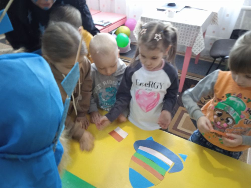 Сотрудники дома культуры и библиотеки пгт Есауловка для воспитанников детского сада «Солнышко» провели игровую программу «Знаете каким он парнем был...», посвящённую Дню космонавтики Сотрудники дома культуры и библиотеки пгт Есауловка для воспитанников детского сада «Солнышко» провели игровую программу «Знаете каким он парнем был...», посвящённую Дню космонавтики