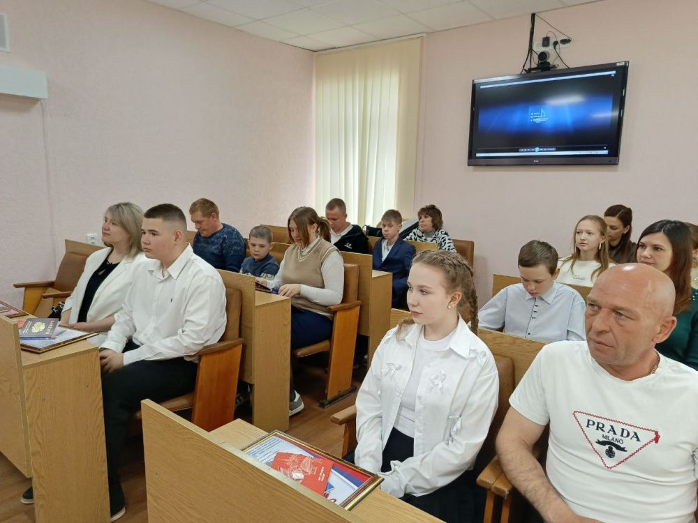 Андрей Рубанцов: Сегодня в Администрации городского округа город Ровеньки состоялось вручение паспортов Российской Федерации юным жителям города Ровеньки, приуроченное ко Дню космонавтики Андрей Рубанцов: Сегодня в Администрации городского округа город Ровеньки состоялось вручение паспортов Российской Федерации юным жителям города Ровеньки, приуроченное ко Дню космонавтики