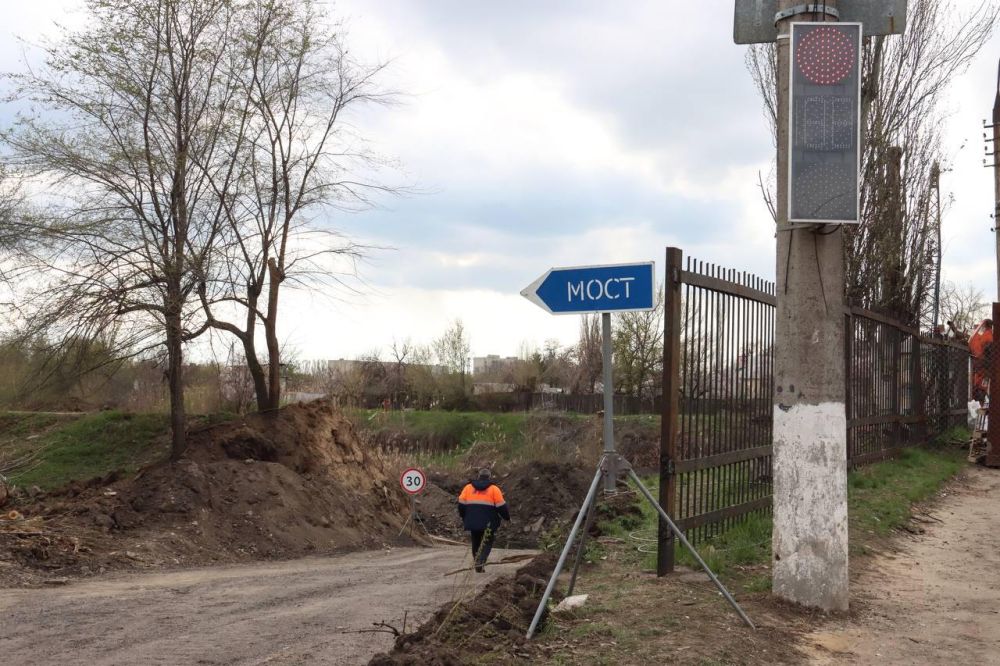 Понтонный мост начал работать в районе улицы 395-й Шахтерской дивизии в Луганске Понтонный мост начал работать в районе улицы 395-й Шахтерской дивизии в Луганске
