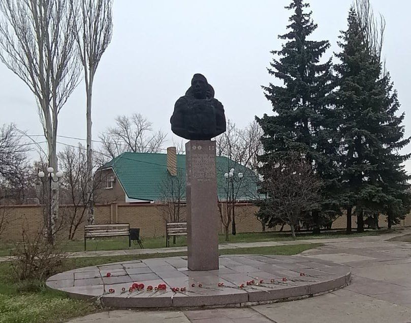 В преддверии Дня космонавтики состоялась церемония возложения цветов к памятнику земляка, дважды Героя Советского Союза летчика-космонавта Владимира Афанасьевича Ляхова, в память о его выдающихся достижениях и вкладе в... В преддверии Дня космонавтики состоялась церемония возложения цветов к памятнику земляка, дважды Героя Советского Союза летчика-космонавта Владимира Афанасьевича Ляхова, в память о его выдающихся достижениях и вкладе в...
