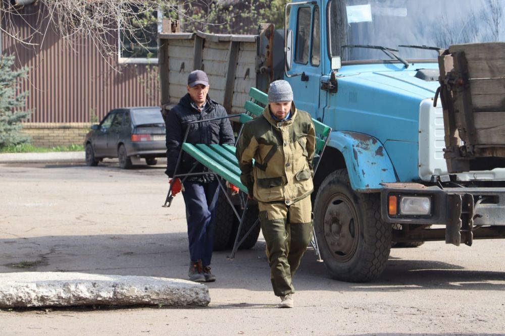 В Ирмино у памятника родоначальникам стахановского движения прошёл субботник В Ирмино у памятника родоначальникам стахановского движения прошёл субботник