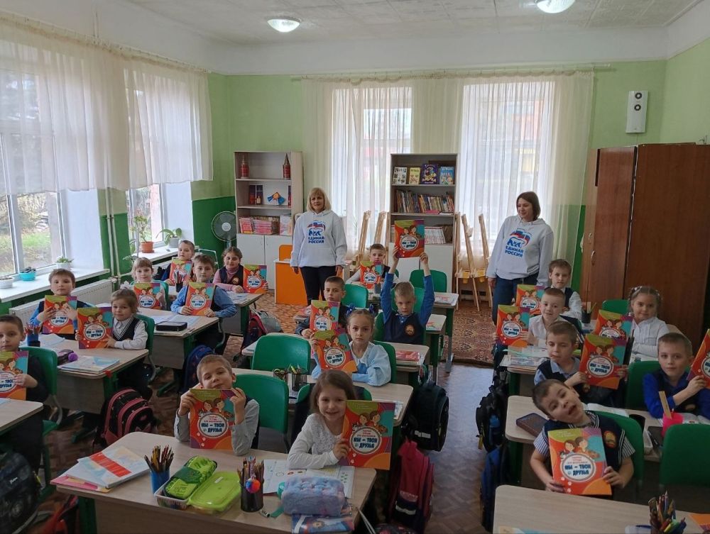 Лутугинское местное отделение партии «Единая Россия» в рамках акции «Книги детям» продолжает передачу гуманитарного груза от региона-шефа - Ульяновска Лутугинское местное отделение партии «Единая Россия» в рамках акции «Книги детям» продолжает передачу гуманитарного груза от региона-шефа - Ульяновска