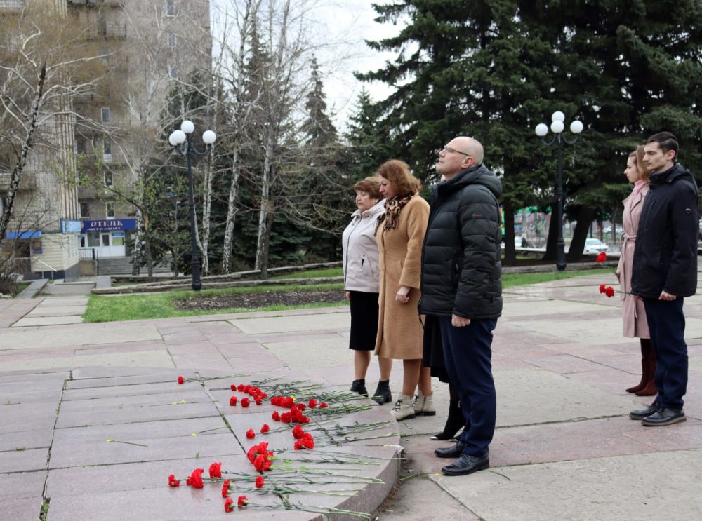 В преддверии Дня космонавтики состоялась церемония возложения цветов к памятнику земляка, дважды Героя Советского Союза летчика-космонавта Владимира Афанасьевича Ляхова, в память о его выдающихся достижениях и вкладе в... В преддверии Дня космонавтики состоялась церемония возложения цветов к памятнику земляка, дважды Героя Советского Союза летчика-космонавта Владимира Афанасьевича Ляхова, в память о его выдающихся достижениях и вкладе в...