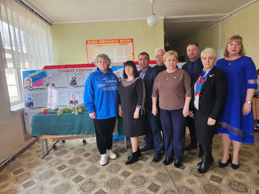В рамках партпроектов «Единой России» «Историческая память» и «Новая школа» в Славяносербской школе имени Дмитрия Полянского состоялось открытие стенда «Наши герои – участники СВО» В рамках партпроектов «Единой России» «Историческая память» и «Новая школа» в Славяносербской школе имени Дмитрия Полянского состоялось открытие стенда «Наши герои – участники СВО»