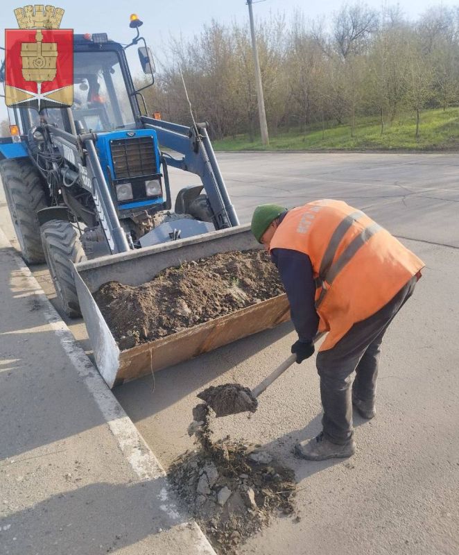 Коммунальные службы проводят работы на территории города Коммунальные службы проводят работы на территории города