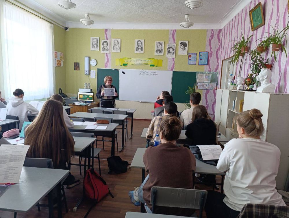 Специалист Краснодонской ЦГМБ провела профориентационные встречи в школах г. Молодогвардейска Специалист Краснодонской ЦГМБ провела профориентационные встречи в школах г. Молодогвардейска