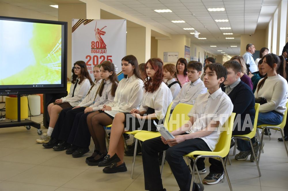 В Луганском учебно-воспитательном комплексе имени Г.Т. Берегового состоялось торжественное вручение паспортов ученикам, достигшим 14 лет, приуроченное ко Дню космонавтики В Луганском учебно-воспитательном комплексе имени Г.Т. Берегового состоялось торжественное вручение паспортов ученикам, достигшим 14 лет, приуроченное ко Дню космонавтики