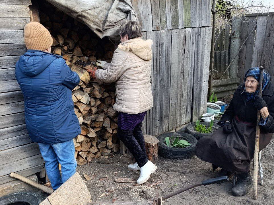 В рамках празднования 80-й годовщины Великой Победы и эстафеты добрых дел «Весна – пора наводить порядки» активисты «Единой России» села Трехизбенка помогли убрать дрова в дровник самой старшей односельчанке, труженице тыла... В рамках празднования 80-й годовщины Великой Победы и эстафеты добрых дел «Весна – пора наводить порядки» активисты «Единой России» села Трехизбенка помогли убрать дрова в дровник самой старшей односельчанке, труженице тыла...