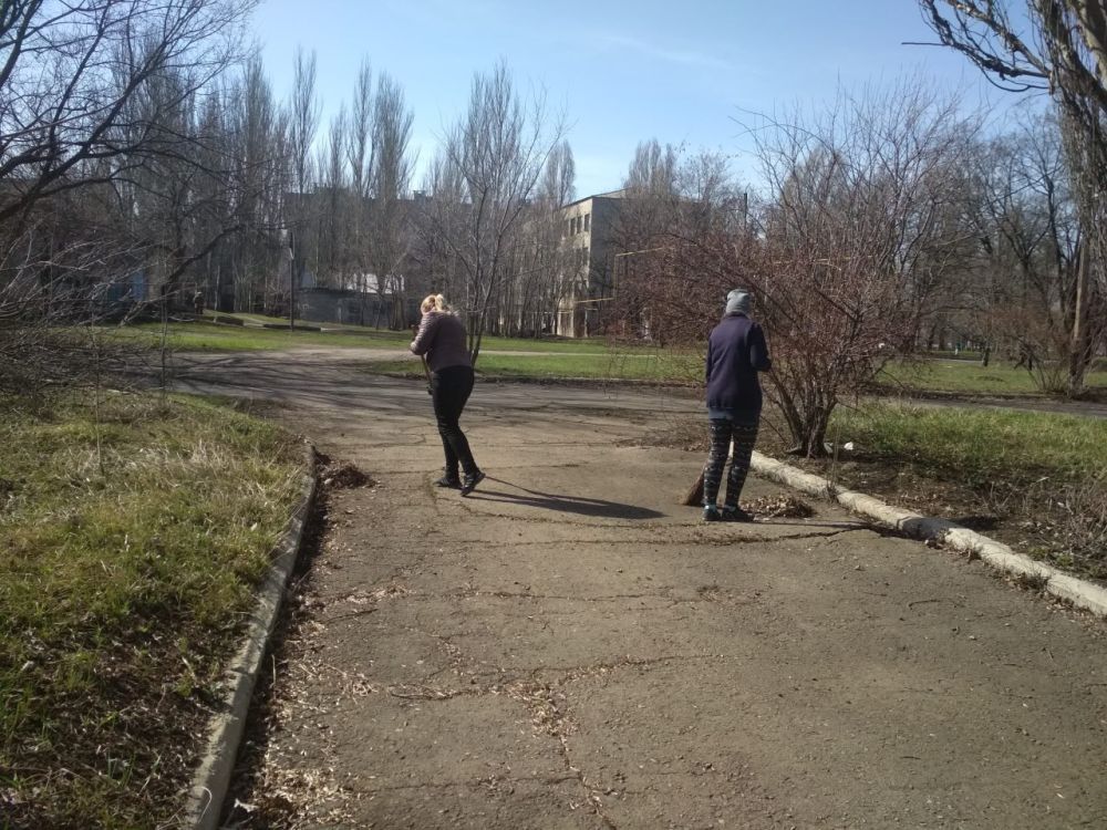Сегодня сотрудники и студенты Краснолучского колледжа технологии строительства и прикладного искусства приняли участие в субботнике , в рамках Республиканской акции «ЧИСТАЯ РЕСПУБЛИКА» Сегодня сотрудники и студенты Краснолучского колледжа технологии строительства и прикладного искусства приняли участие в субботнике , в рамках Республиканской акции «ЧИСТАЯ РЕСПУБЛИКА»