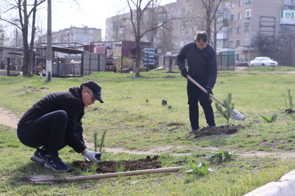 В Ирмино у памятника родоначальникам стахановского движения прошёл субботник В Ирмино у памятника родоначальникам стахановского движения прошёл субботник